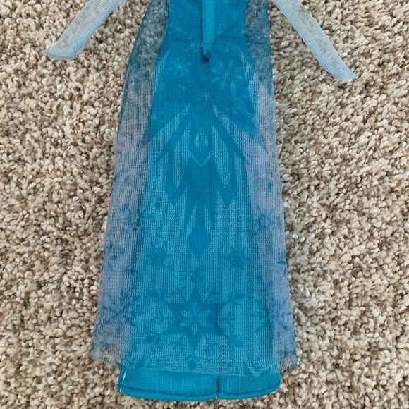 DISNEY FROZEN 2 ELSA DOLL W/ ICE POWERS & EXTRA DRESS - Picture 3 of 7